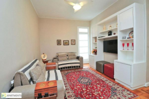 Excelente apartamento de 2 quartos a 100 metros da praia de Copacabana!